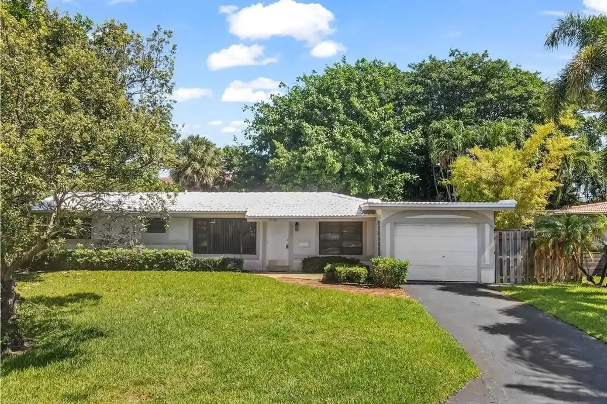 2161 NE 35th St, Lighthouse Point: photo 1 of 21