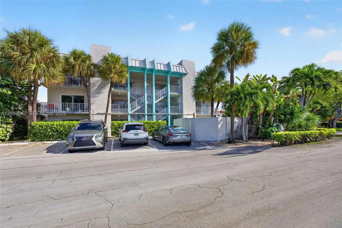 2715 NE 49th St #103, Fort Lauderdale: photo 1 of 26