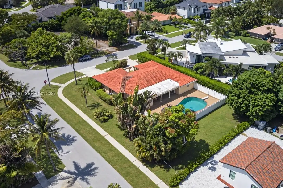 820 NE 4th Ave, Boca Raton: photo 1 of 17