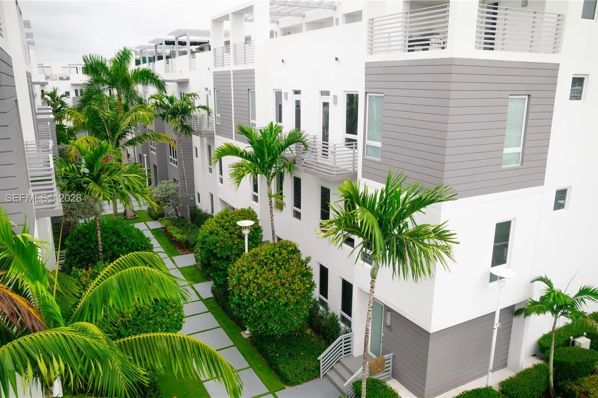9165 NW 33rd St, Doral: photo 1 of 62