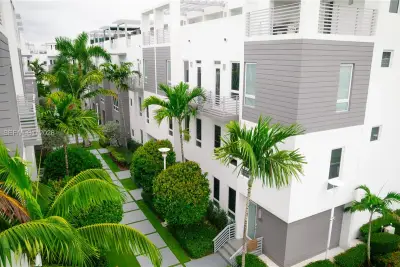 9165 NW 33rd St, Doral: photo 1 of 62