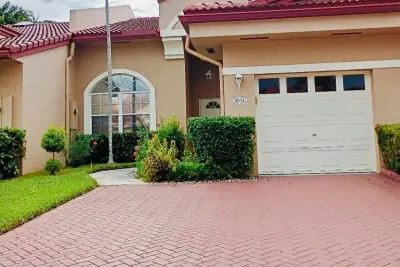 9914 Malvern Dr, Tamarac: photo 1 of 41