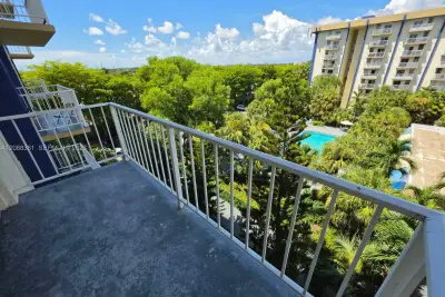 4550 NW 9th St #605E, Miami: photo 1 of 34