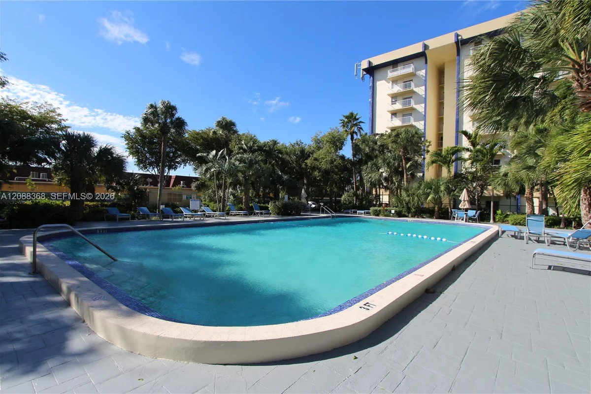 4550 NW 9th St #606E, Miami: photo 1 of 23