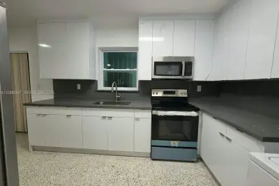822 SW 6th St #1, Miami: photo 1 of 23