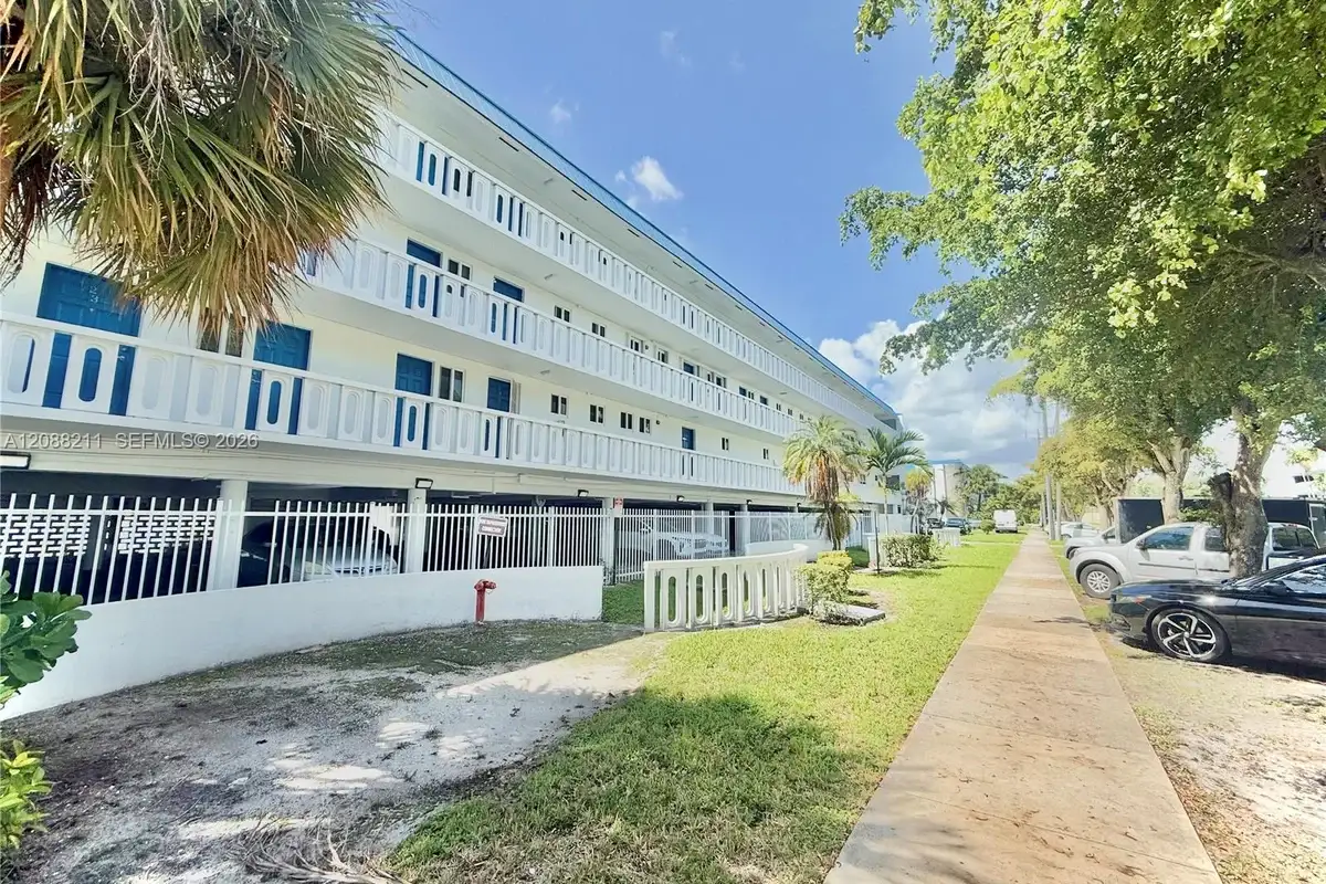 1150 NE 191st St #24, Miami: photo 1 of 14
