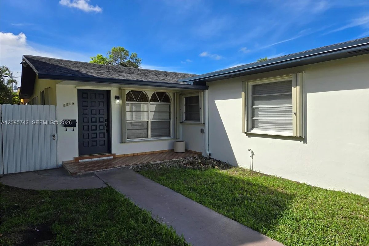 3304 SW 23rd St, Miami: photo 1 of 15