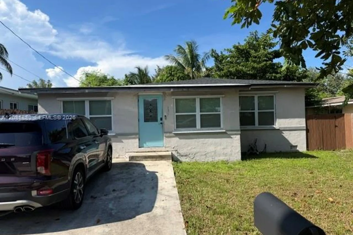 1157 NE 112th St, Miami: photo 1 of 2