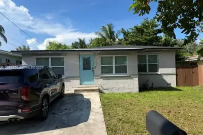 1157 NE 112th St, Miami: photo 1 of 2