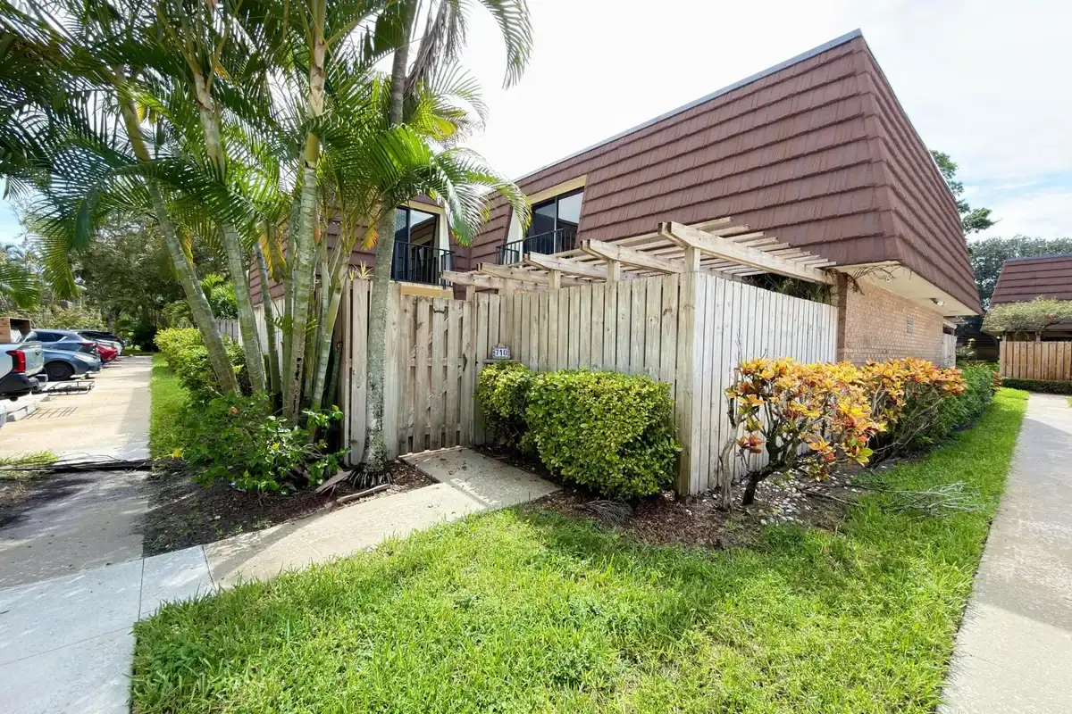 710 7th Ln, Palm Beach Gardens: photo 1 of 30