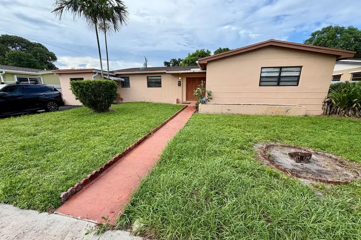 2021 NW 187th St, Miami Gardens: photo 1 of 13