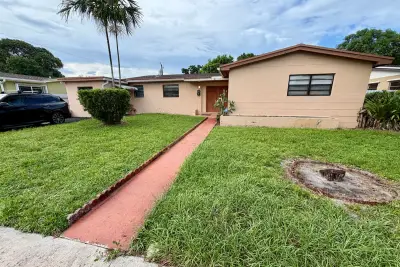 2021 NW 187th St, Miami Gardens: photo 1 of 13