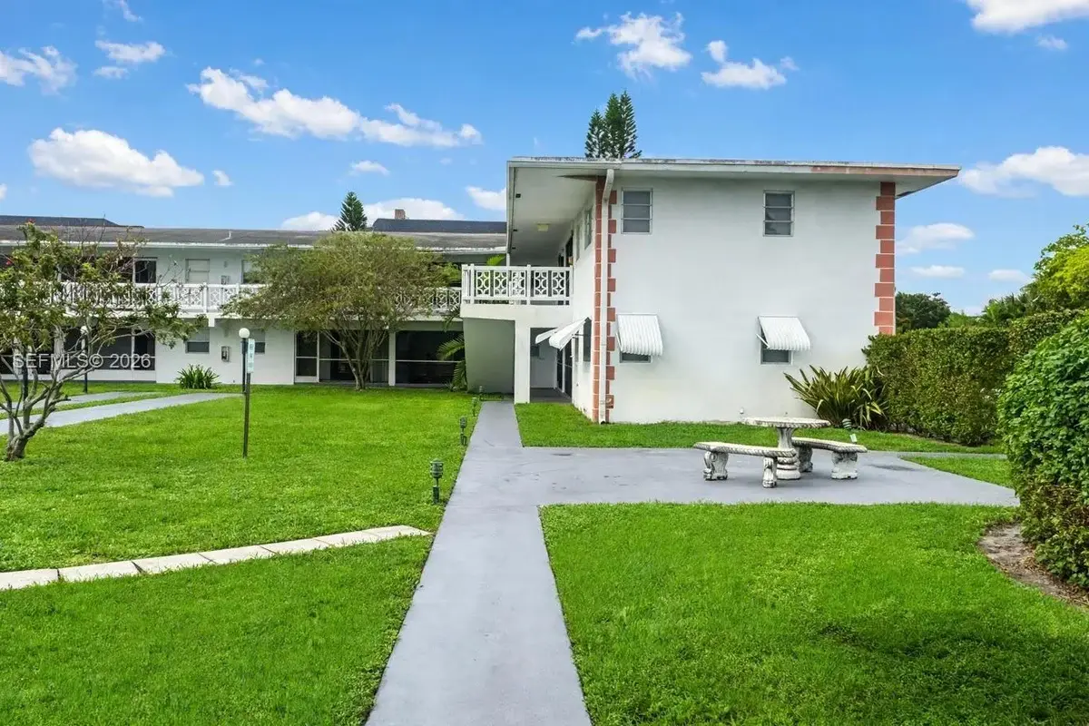 1701 NW 46th Ave #105, Lauderhill: photo 1 of 10