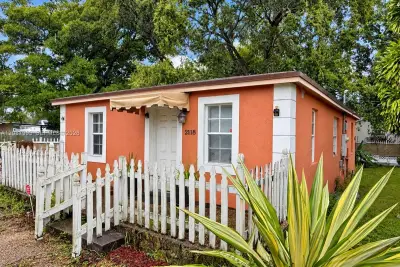 2118 NW 83rd St, Miami: photo 1 of 63