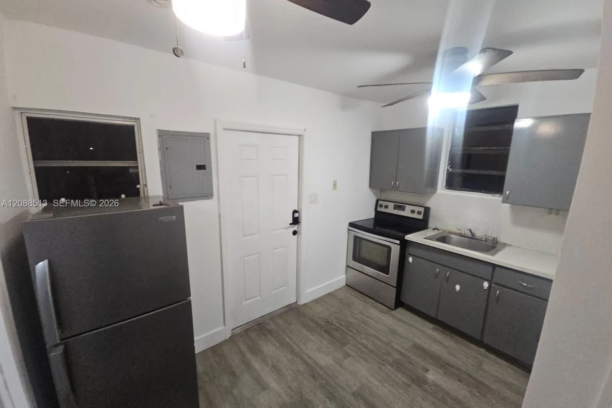 784 NW 100th St #C, Miami: photo 1 of 5
