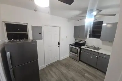 784 NW 100th St #C, Miami: photo 1 of 5