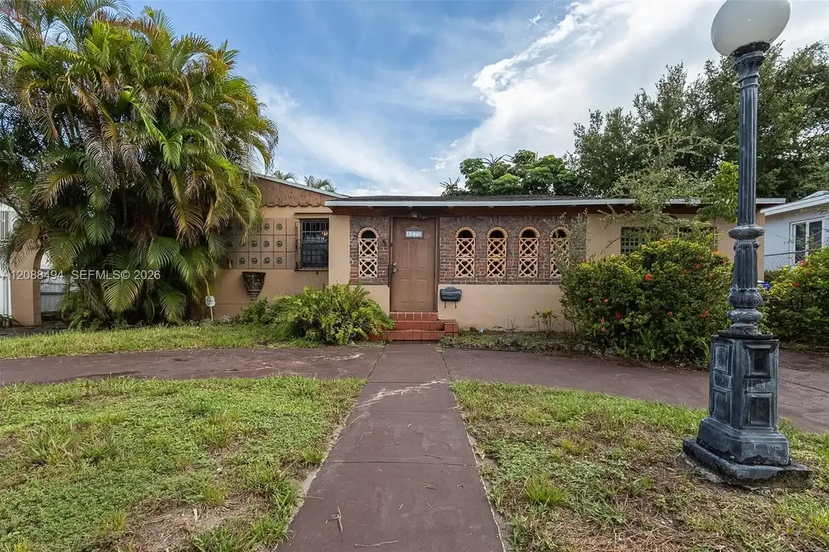 4070 NW 6th St, Miami: photo 1 of 44