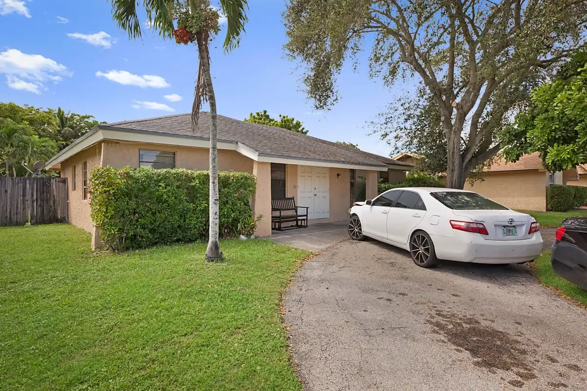 1204 SW 74th Ave, North Lauderdale: photo 1 of 14