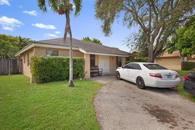 1204 SW 74th Ave, North Lauderdale: photo 1 of 14