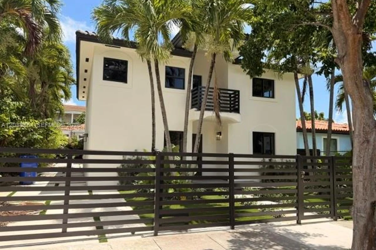 1936 SW 18th St, Miami: photo 1 of 53