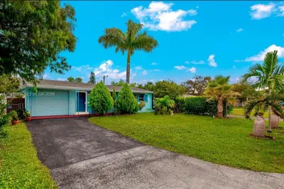 815 SW 6th Ave, Hallandale Beach: photo 1 of 16