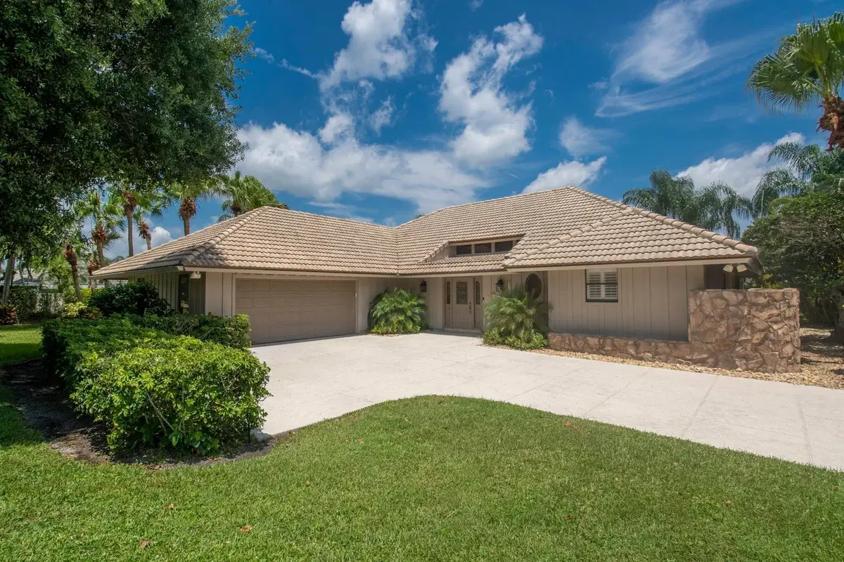13 Balfour Rd W, Palm Beach Gardens: photo 1 of 27