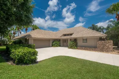 13 Balfour Rd W, Palm Beach Gardens: photo 1 of 27