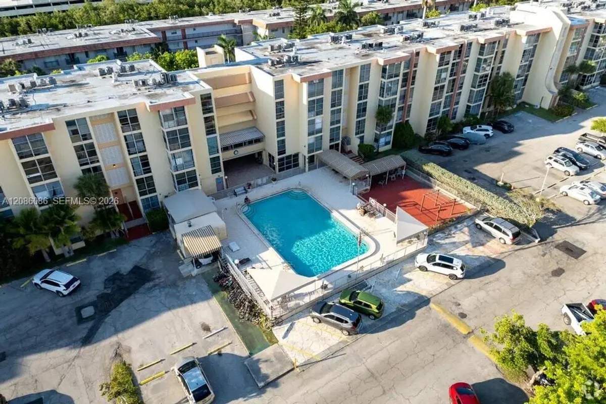 200 172nd St #504, Sunny Isles Beach: photo 1 of 6