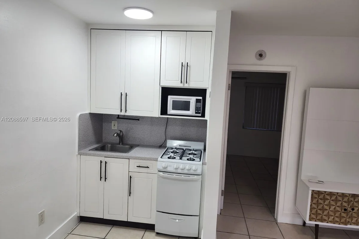 443 SW 4th Ave #3, Miami: photo 1 of 6