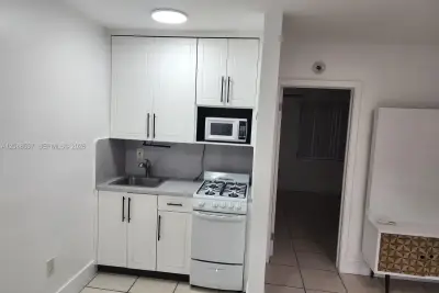 443 SW 4th Ave #3, Miami: photo 1 of 6