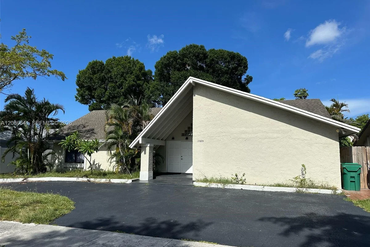20605 NE 9th Ct, Miami: photo 1 of 12