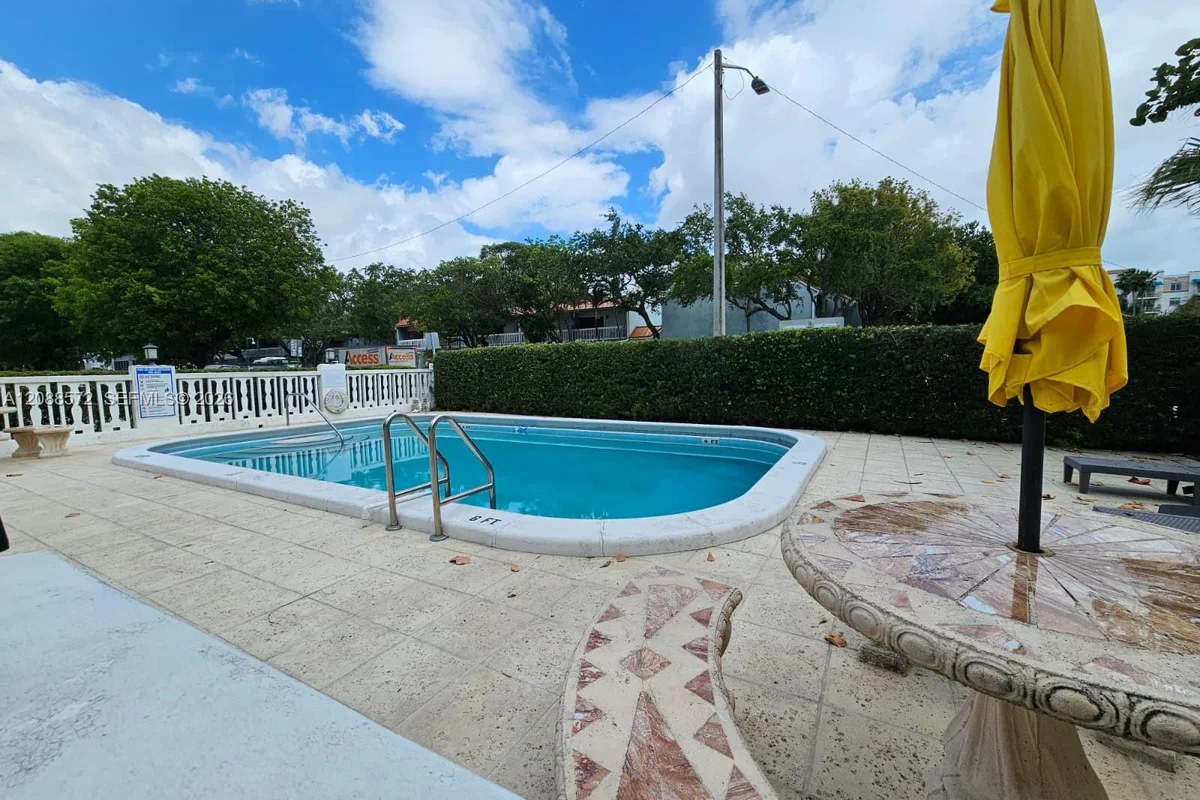 520 NE 38th St #12, Miami: photo 1 of 12