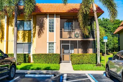435 Lakeview Dr #106, Weston: photo 1 of 26