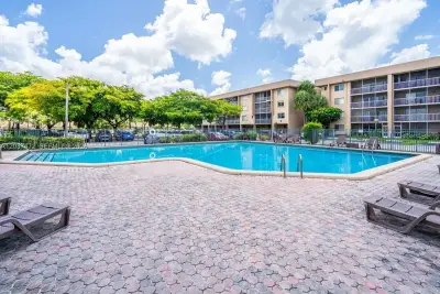17000 NW 67th Ave #405, Hialeah: photo 1 of 31