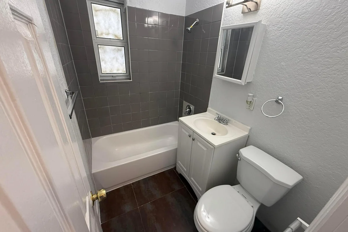 1642 NW 13th Ct, Fort Lauderdale: photo 1 of 10