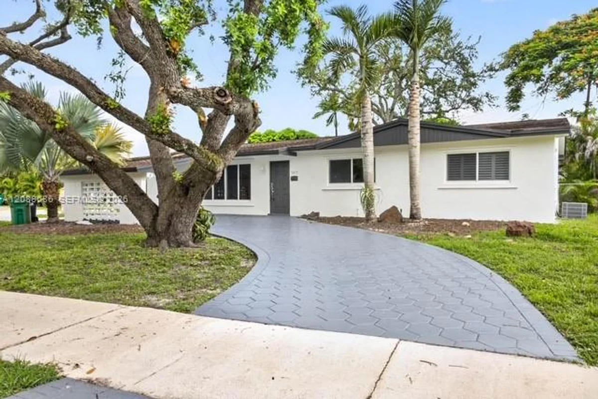 9875 SW 83rd St, Miami: photo 1 of 8