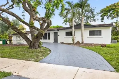 9875 SW 83rd St, Miami: photo 1 of 8
