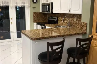 2403 W 76th St #102, Hialeah: photo 1 of 7