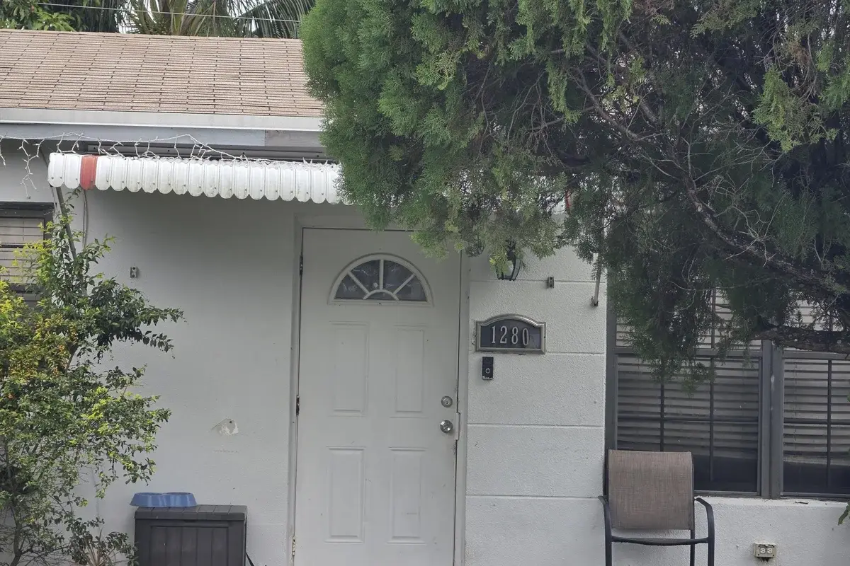 1280 NE 214th St, Miami: photo 1 of 3