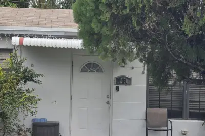 1280 NE 214th St, Miami: photo 1 of 3