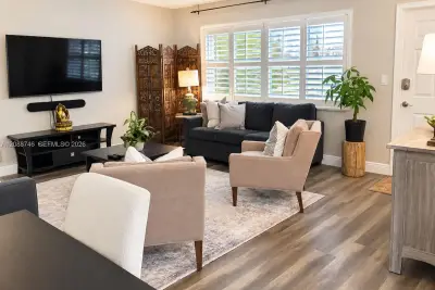 2424 NE 9th St #105, Fort Lauderdale: photo 1 of 10