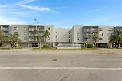 555 NE 123rd St #418-A, North Miami: photo 1 of 41