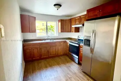 220 NW 7th Ave #1, Miami: photo 1 of 2