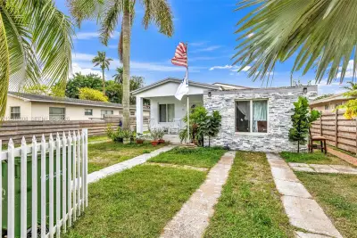 110 NE 9th Ct, Homestead: photo 1 of 26