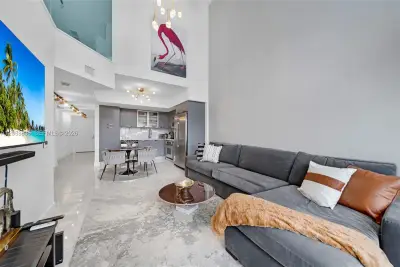 41 SE 5th St #1407, Miami: photo 1 of 35