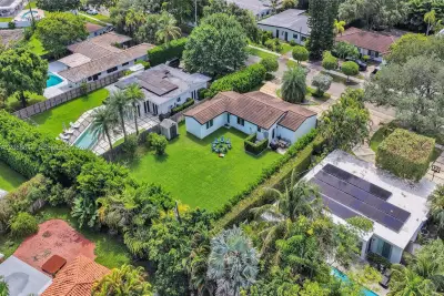 2105 Alamanda Dr, North Miami: photo 1 of 24