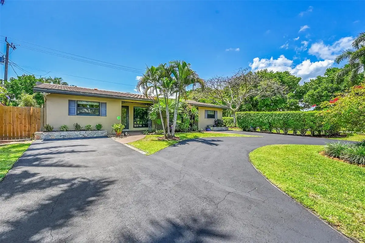2200 NE 54th St, Fort Lauderdale: photo 1 of 28