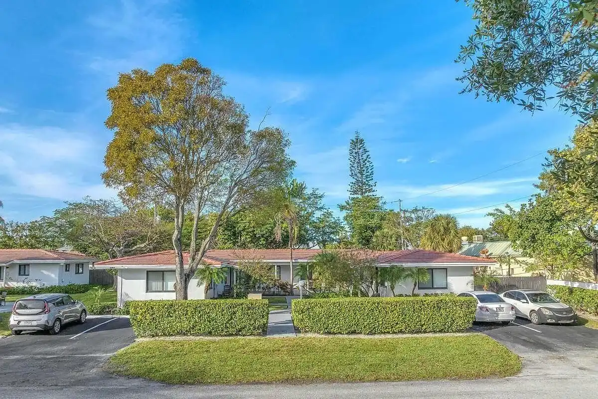 541 NE 43rd St #1, Boca Raton: photo 1 of 3