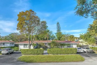 541 NE 43rd St #1, Boca Raton: photo 1 of 3