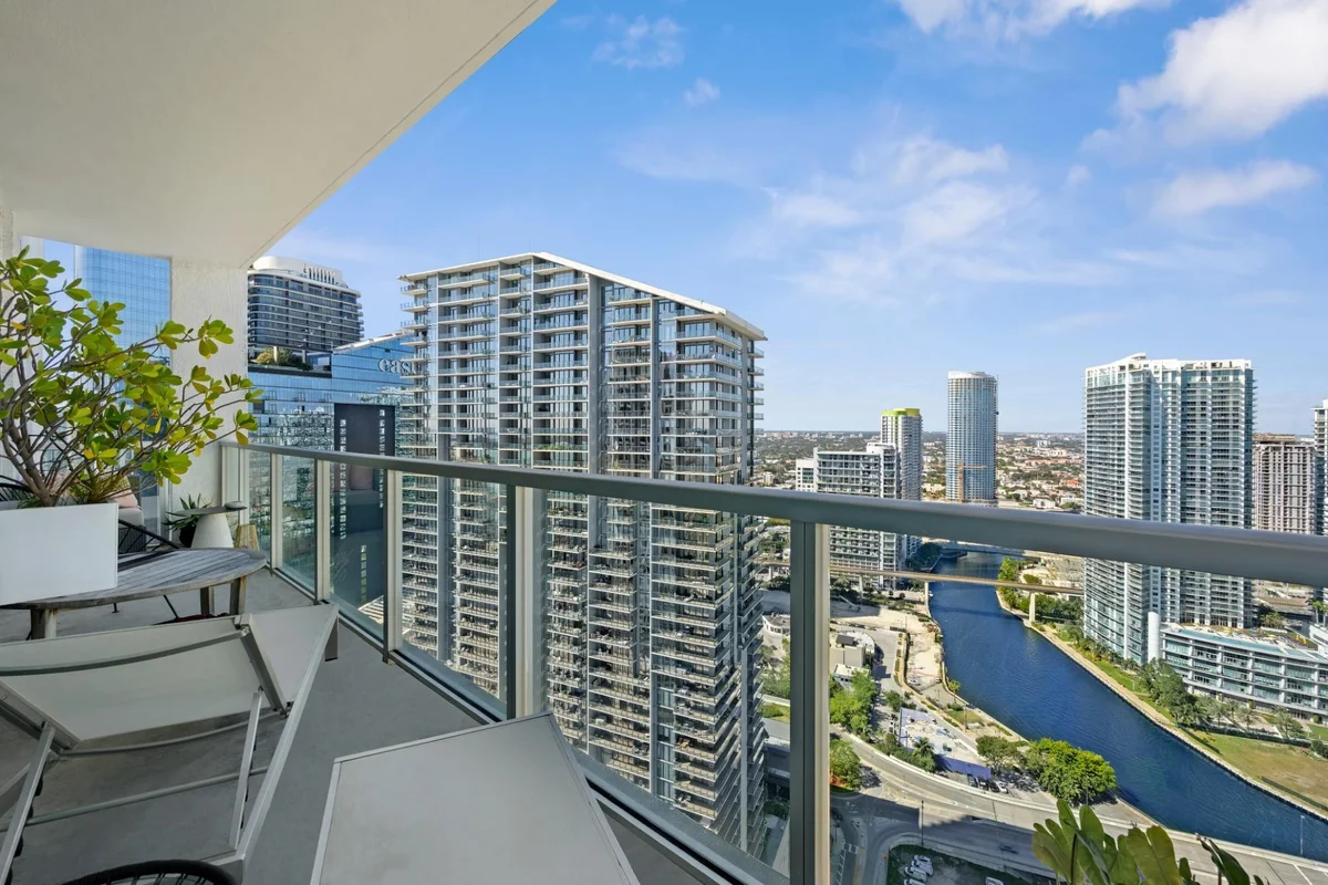 55 SE 6th St #4300, Miami: photo 1 of 28